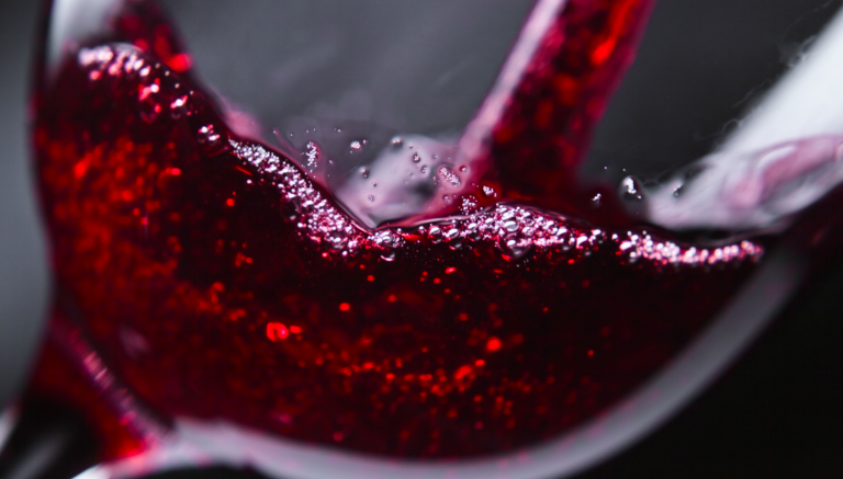 vin rouge dans un verre vu de très proche