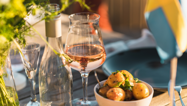 verre de vin sur une table d'apéro