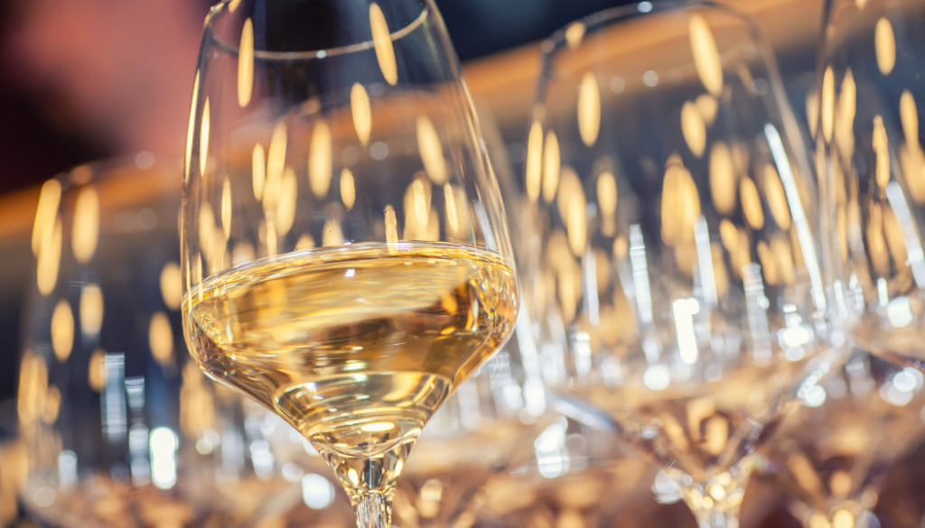 plusieurs verres à vin blanc avec belle lumiere