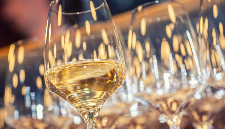 plusieurs verres à vin blanc avec belle lumiere