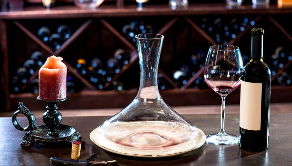 vin rouge dans une carafe, un verre et une bouteille
