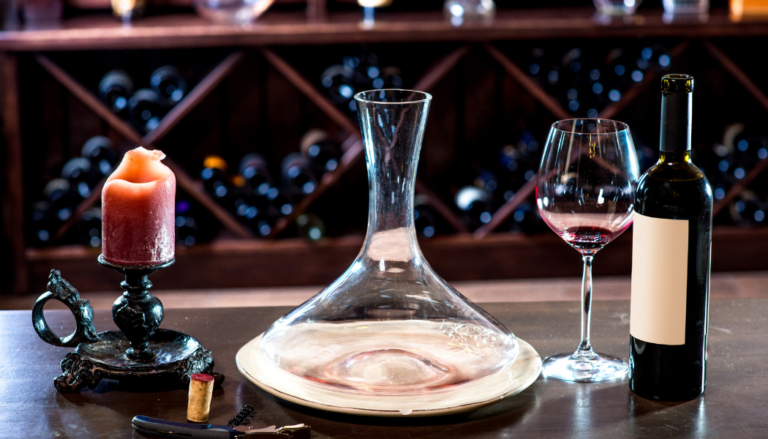 vin rouge dans une carafe, un verre et une bouteille