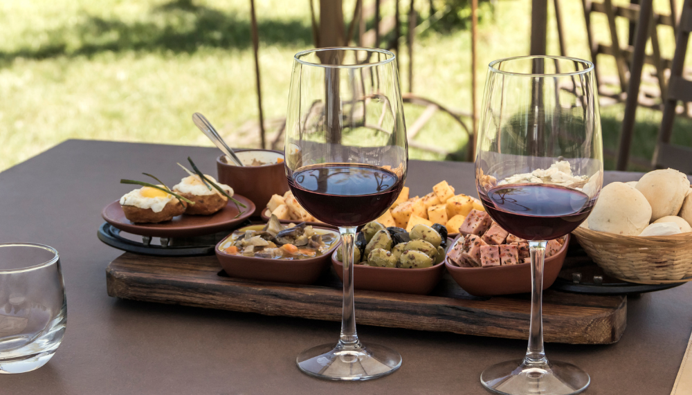 amuses bouches et verres de vin rouge
