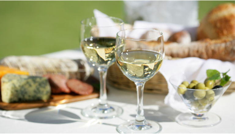 belle table d'apero avec deux verres de vins blancs