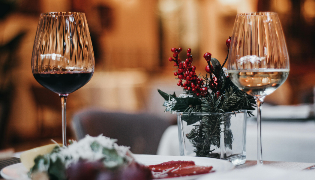 2 verres de vin sur une table de noel