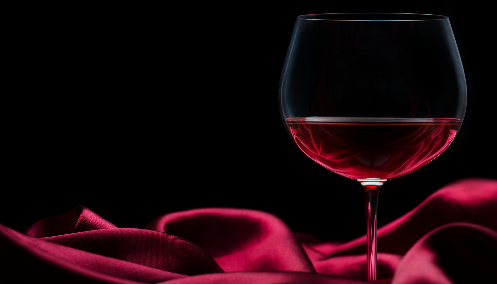 vin rouge sur un drap en soie