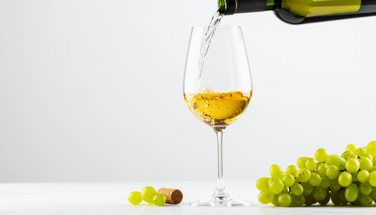 servir un verre de vin blanc