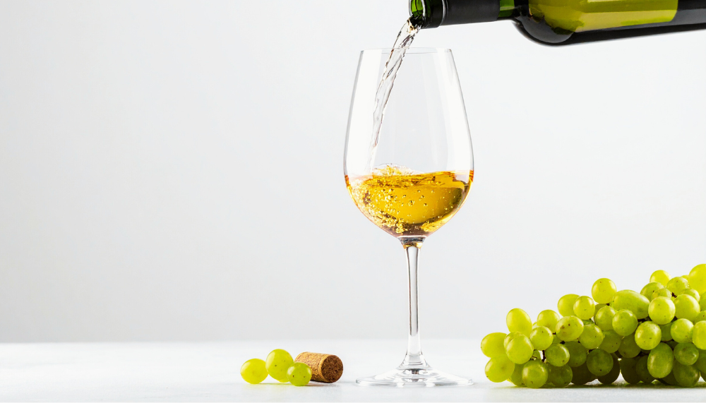 servir un verre de vin blanc