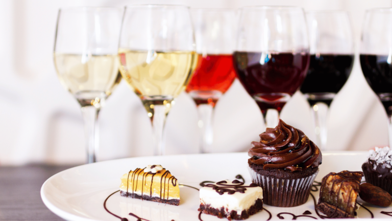 Un assortiment de verres de vins avec différents desserts