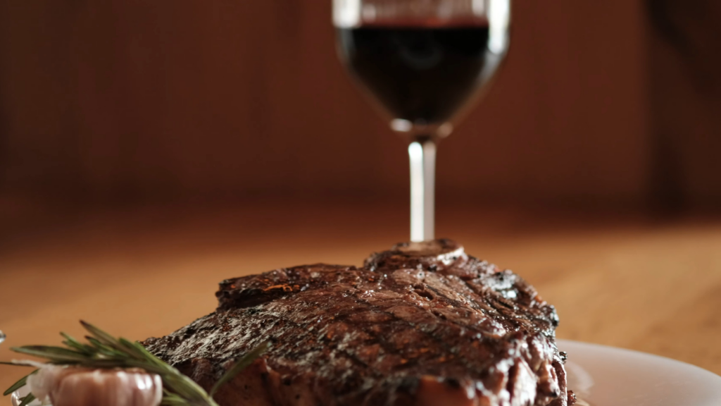 verre de vin rouge avec cote de boeuf